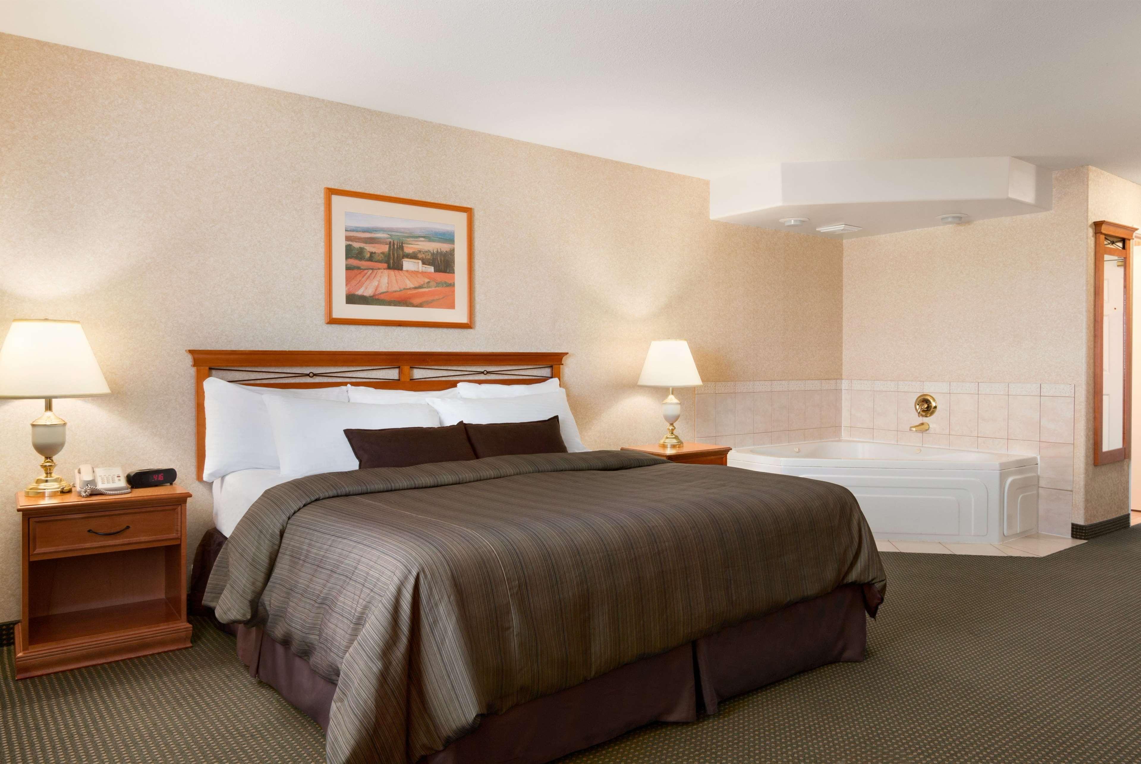 Days Inn By Wyndham Saskatoon Exterior photo