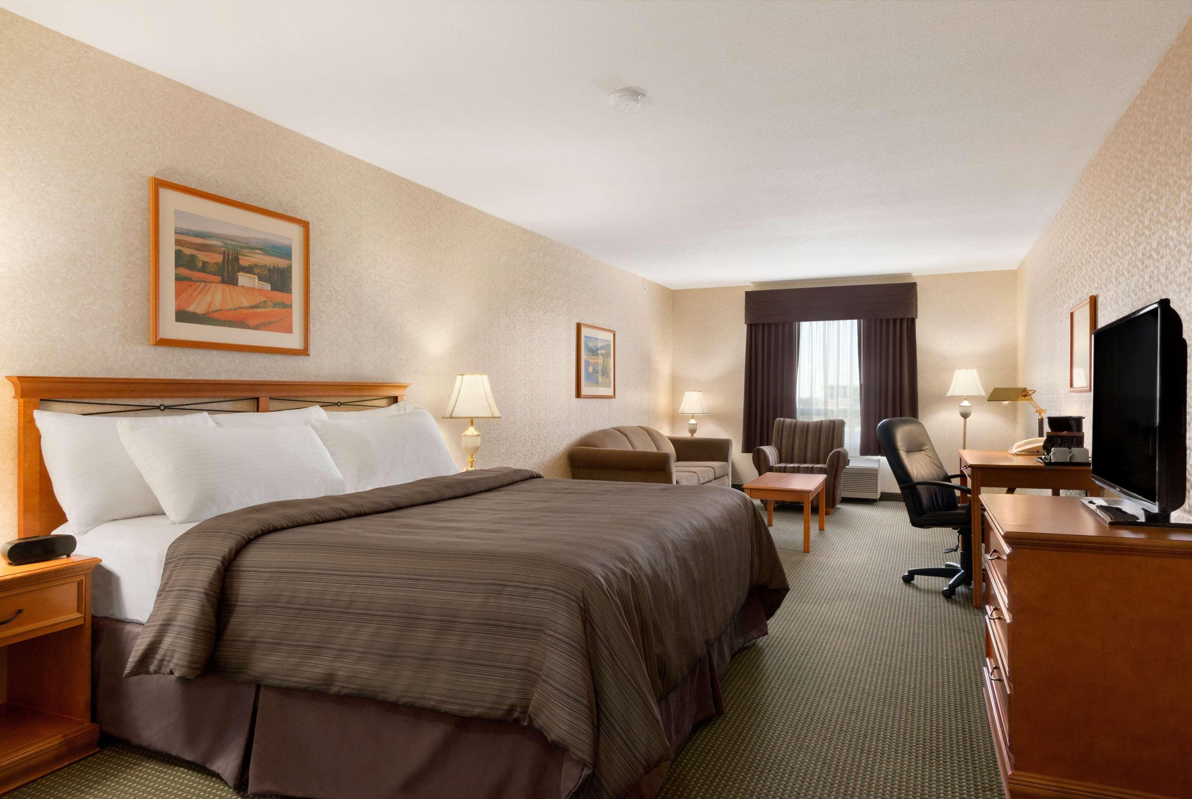 Days Inn By Wyndham Saskatoon Exterior photo