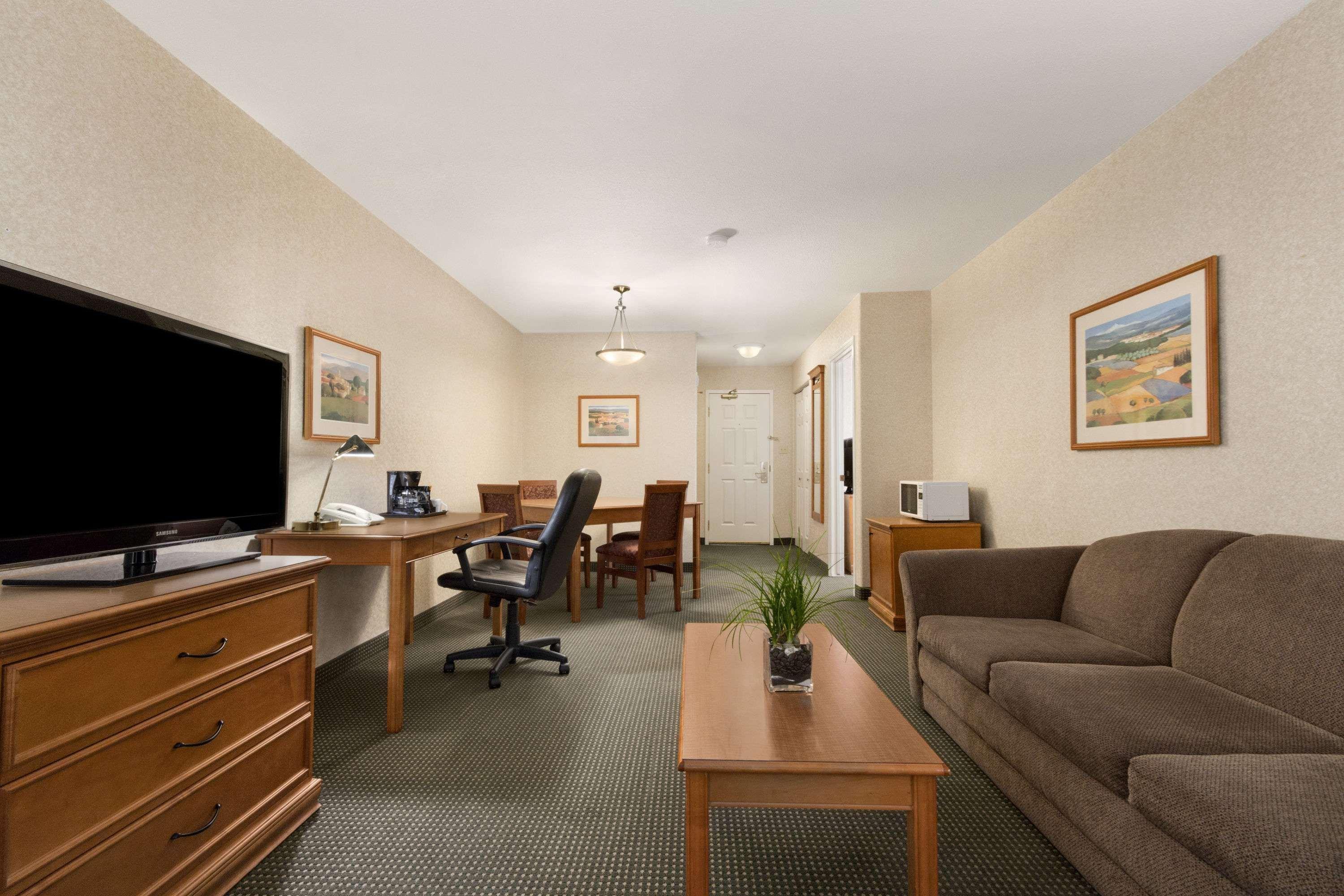 Days Inn By Wyndham Saskatoon Exterior photo