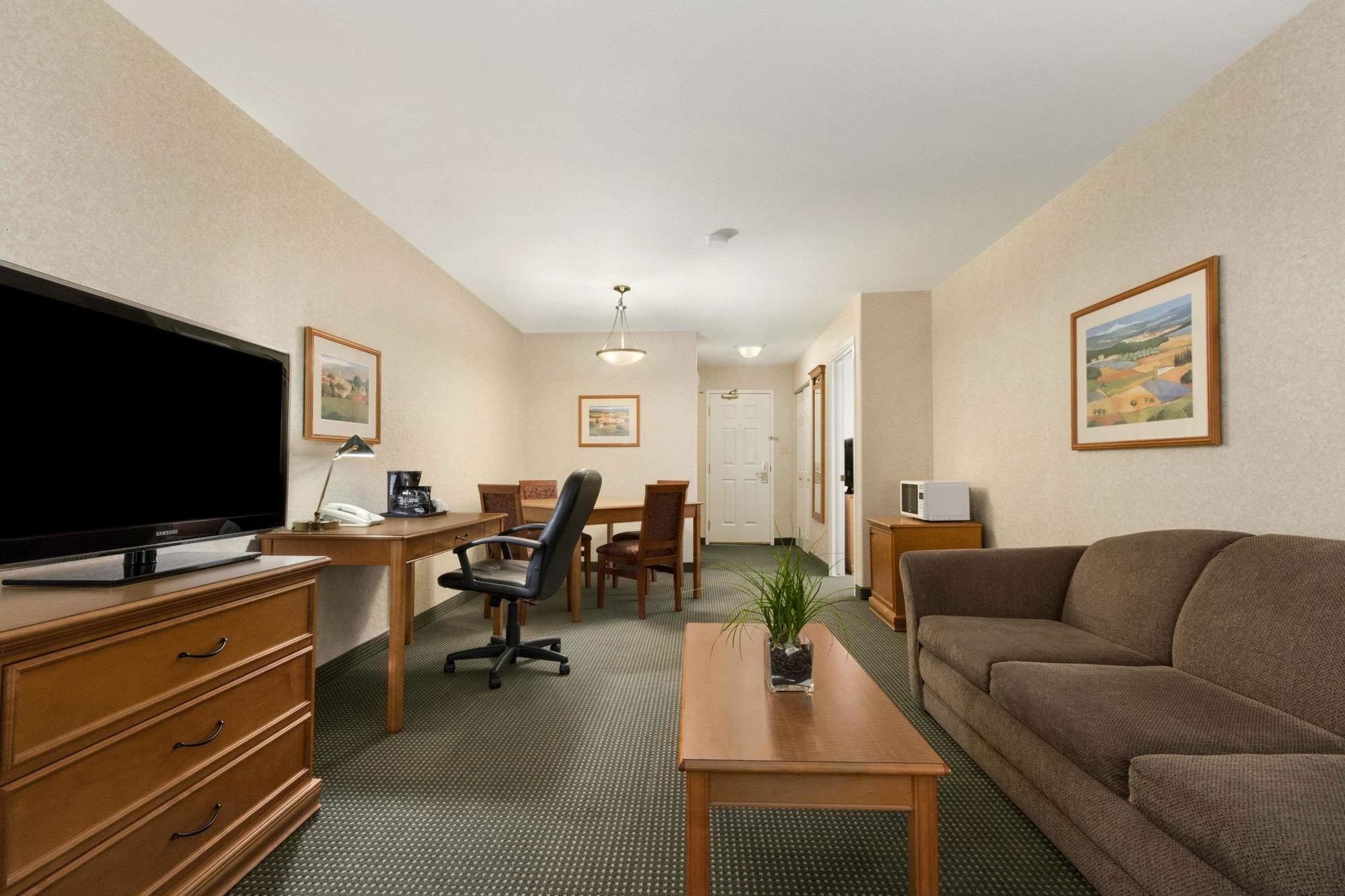 Days Inn By Wyndham Saskatoon Exterior photo