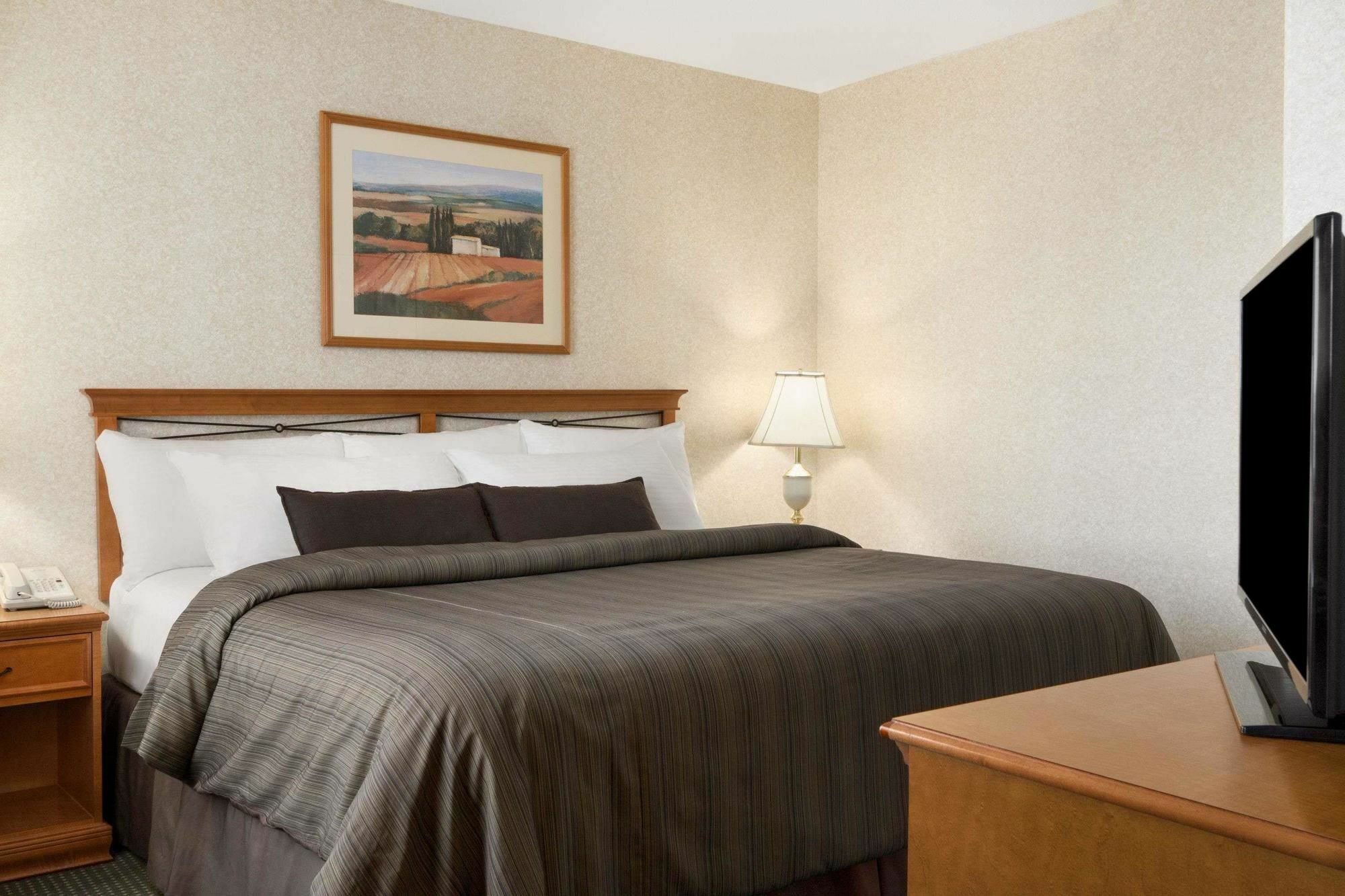 Days Inn By Wyndham Saskatoon Exterior photo