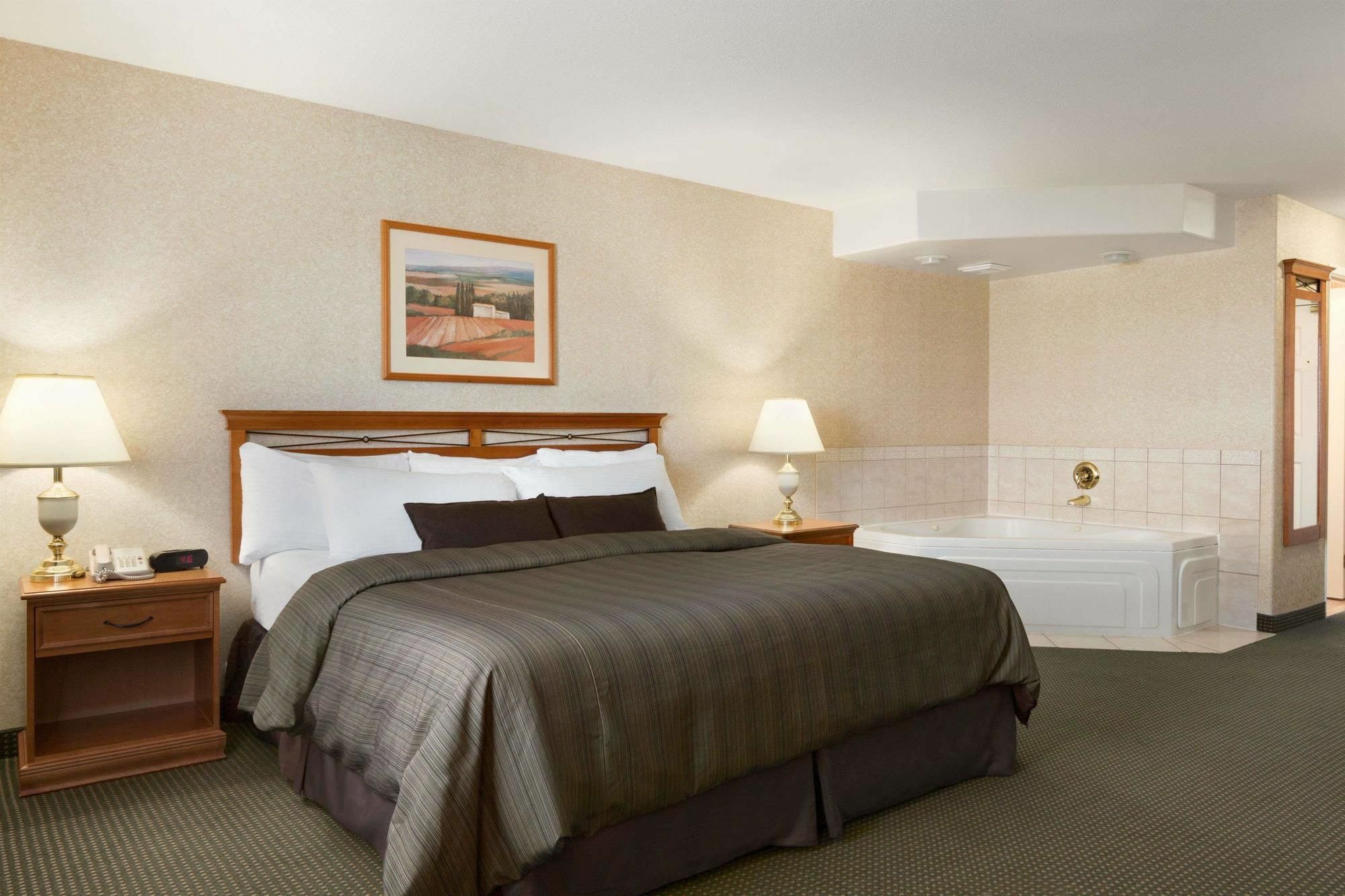 Days Inn By Wyndham Saskatoon Exterior photo